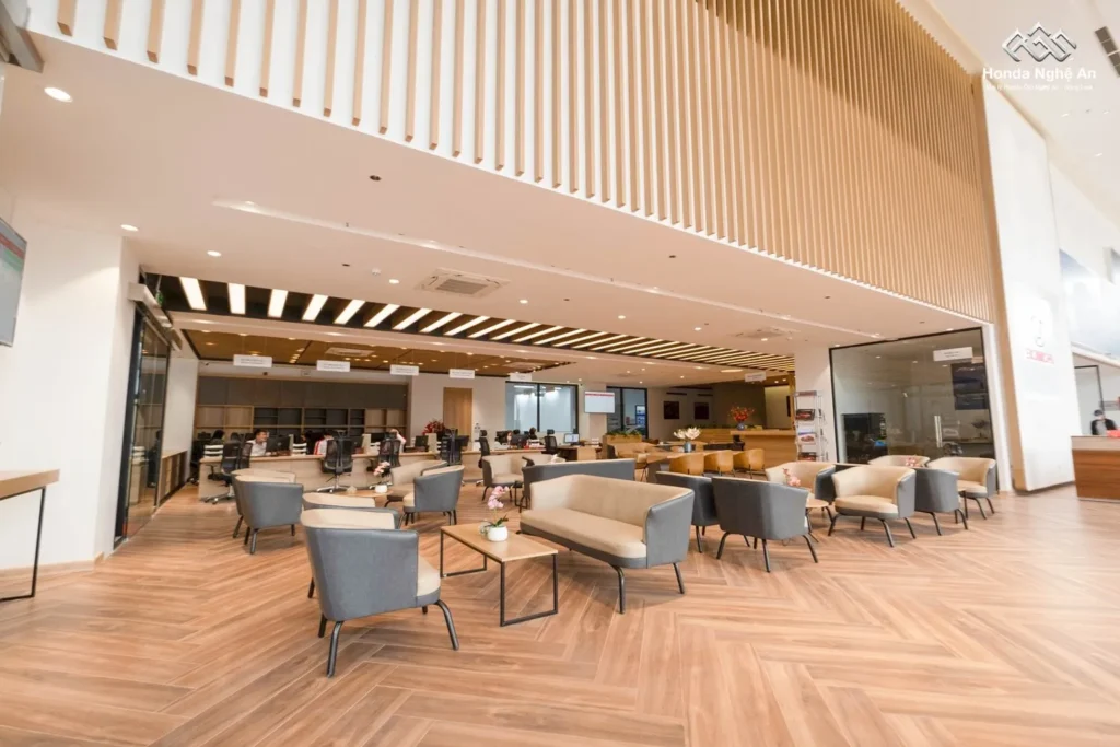 Không Gian Bên Trong Từ Gạch Vân Gỗ & Nghệ Thuật Lát Xương Cá