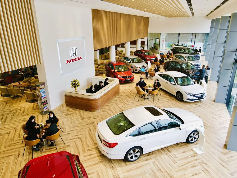 Không Gian Bên Trong Từ Gạch Vân Gỗ & Nghệ Thuật Lát Xương Cá