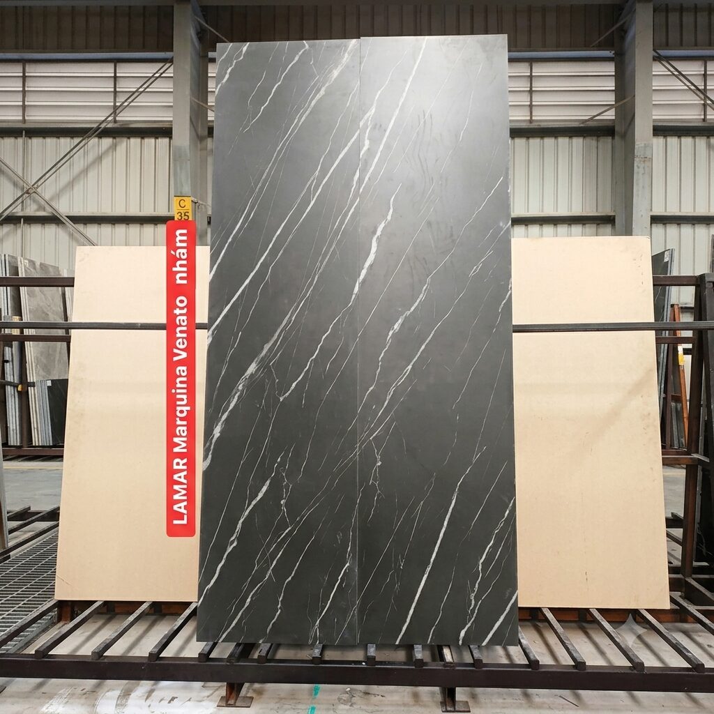 ĐÁ NUNG KẾT ĐEN VÂN TIA CHỚP MỜ – 800x2400x15mm – Ấn Độ